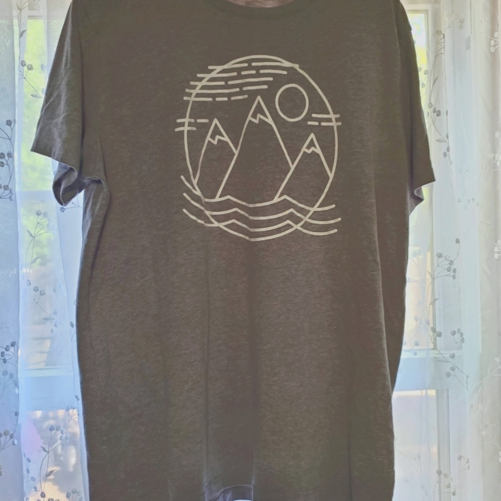Women's light gray Goodfellow tee-shirt top with mountain logo size xl - Picture 9 of 9